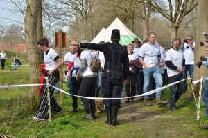 360 deelnemers vormen menselijk lint in de Ommerschans